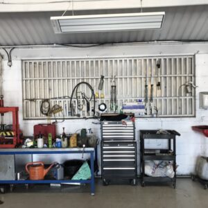 ETHERMA EZ 2000 Infrared heater directed towards the mechanics